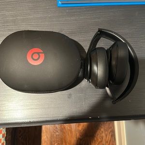 Beats Noise cancelling with case.